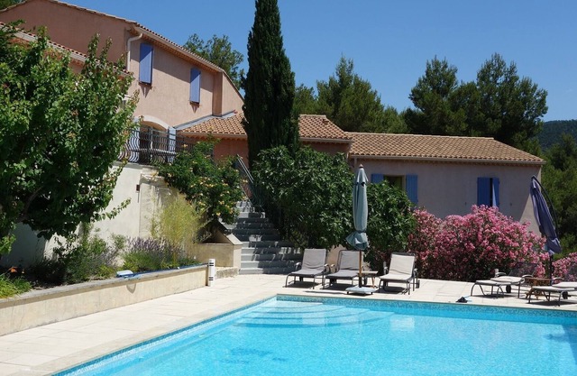 "Ventoux": a large bright apartment in a peaceful environment