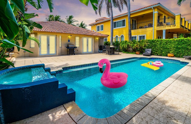 Ventur Vintage - Beach House - Luxury Heated Pool