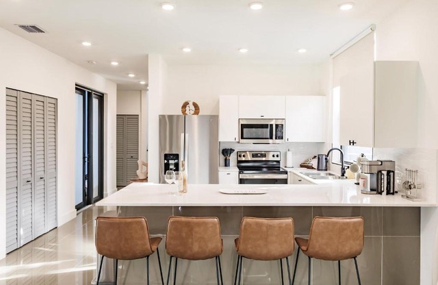 Versailles Villa 2- Luxury Designer Townhome
