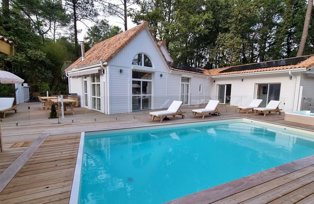 Very bright Scandinavian chalet located 3 min. from the lake and 10 min. of the