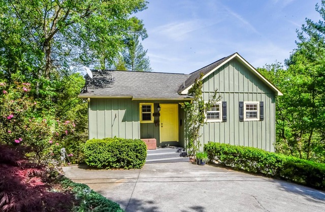 Very clean mountain retreat with Mountain View, Wi-Fi, Jacuzzi, FREE POOL ACCESS