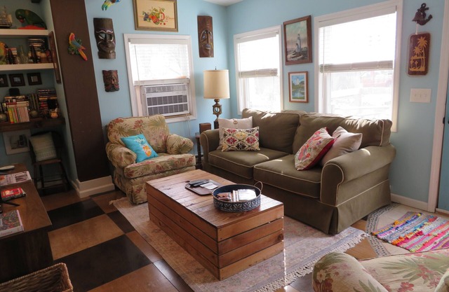 Very Cozy and Secluded. Completely remodeled beautiful back apartment