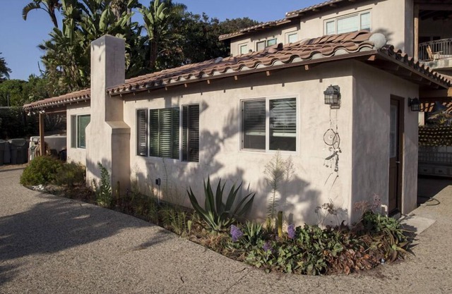 Very cute beach cottage…. Walk to Moonlight Beach!