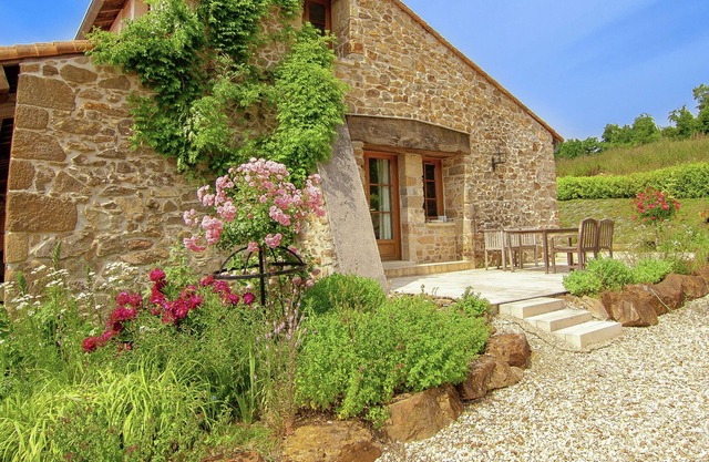 Very nice cottage with studio on a domain with heated pool.