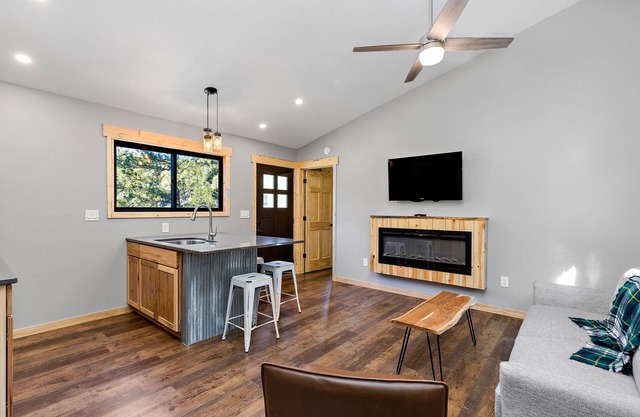 Very nice, newer cabin with 2 bedrooms.