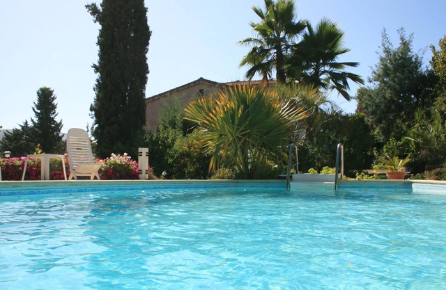 Very nice T2, ground floor villa with pool and beautiful Mediterranean garden!