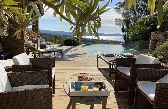 Very nice villa with infinity pool, sea view, harbor, Cavalaire