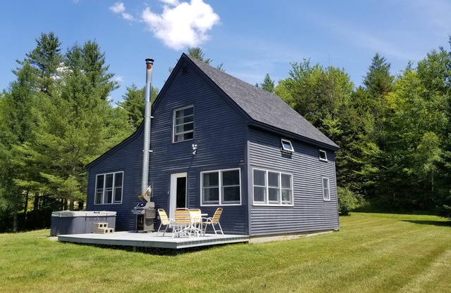 Very private, dog-friendly country house with hot tub on a lovely 10 acre meadow