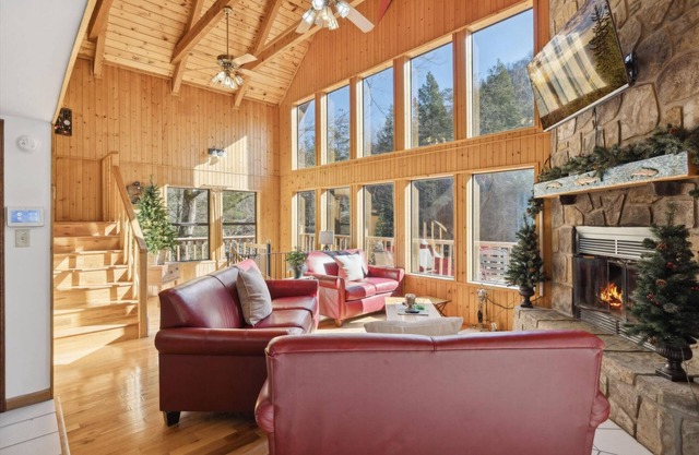 Very Secluded Breathtaking Riverfront Game Room