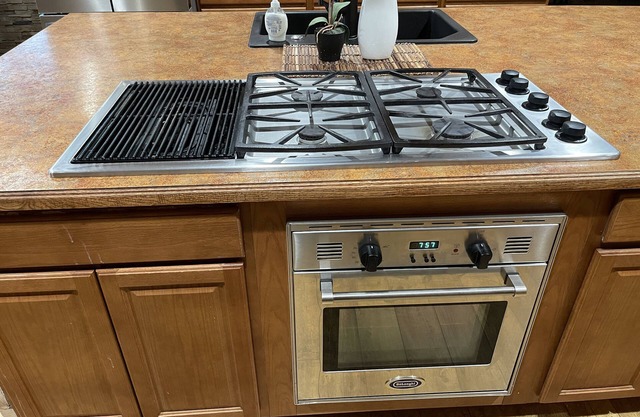 Very spacious, heated pool & tub by Strip, Airport and Convention Center
