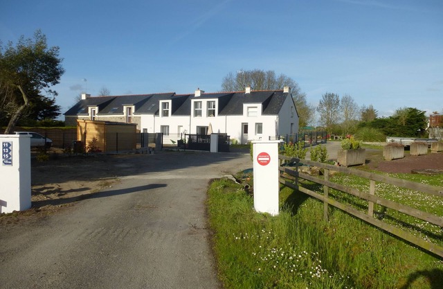 very sunny house on the ground floor with enclosed garden/wifi/private parking