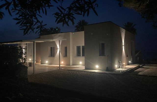 Villa with sea view, spacious areas, and guaranteed tranquility. Pets allowed.