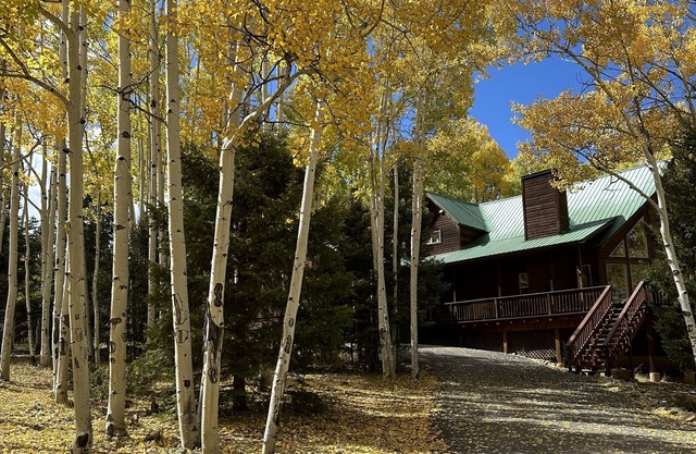 Via del Rey Luxury Chalet 3BR. Perfect Central location1.5 mi to AF village.