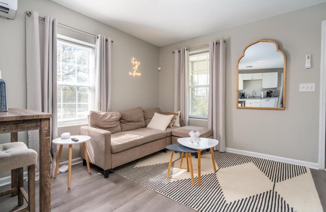 Vibrant 1 bed APT near Downtown Cola!