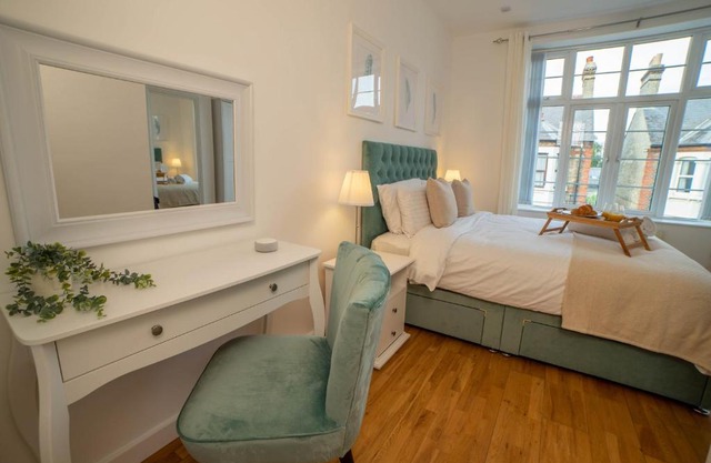 Vibrant City Centre - KING Bed, Entire Apartment