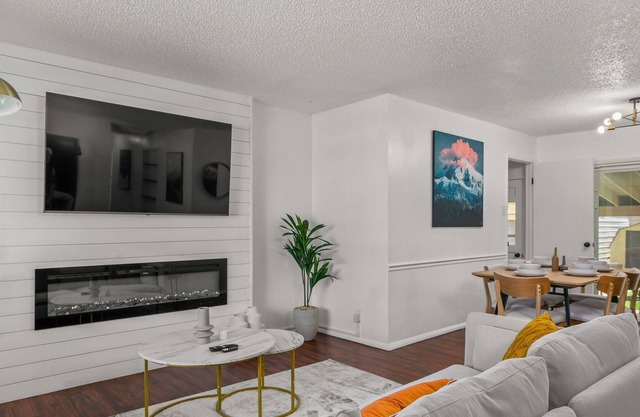 Vibrant Family Home w. Gameroom