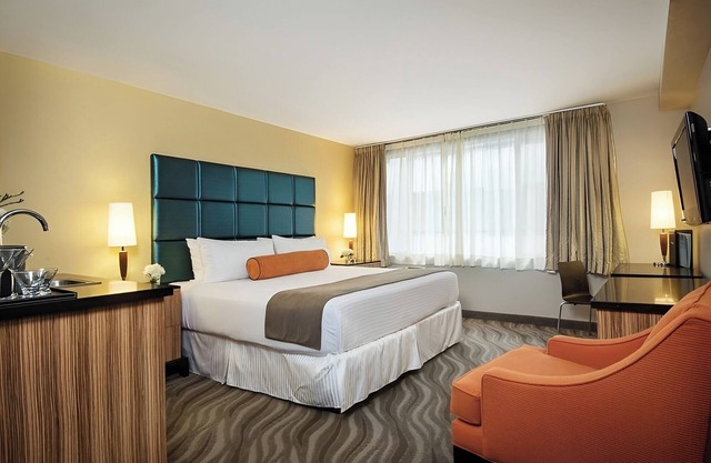 Vibrant Little Italy Stay Near Cruise Terminal, Dining and San Diego Zoo