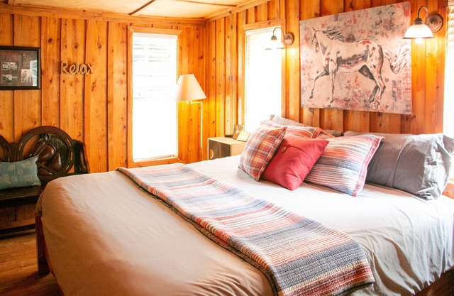 Victory Suite - Rustic Cabin
