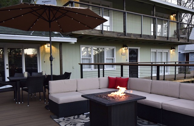 Views of Shasta Lake and within walking distance to Sugarloaf Marina