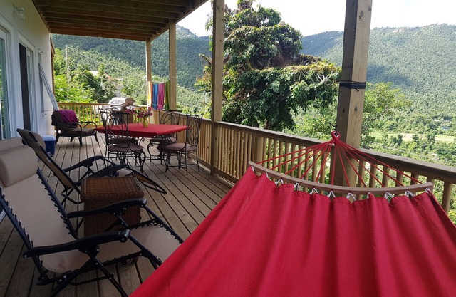 Views over the Valley. Apartment in two story cement house with a 45 foot porch!