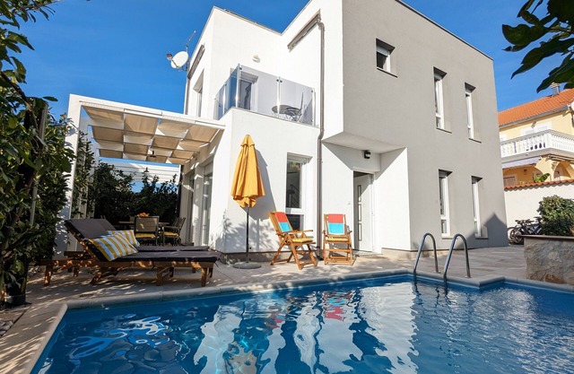 Vila Burin - four star villa with private pool, rooftop hot tub and parking