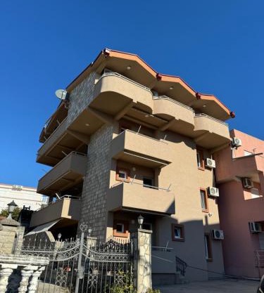 VILA Ena