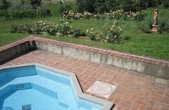 Villa Gloriosa: A charming three-story historical villa built on a hillside, surrounded by meadows and woods, with Free WI-FI.
