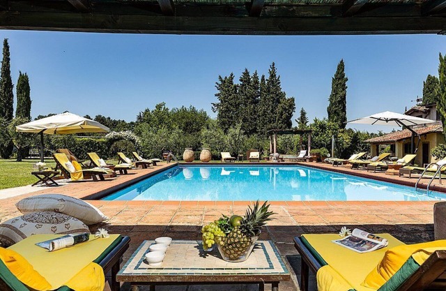 Villa Andressa Grande: A spacious and welcoming age-old estate in the characteristic style of the Tuscan countryside, with Free WI-FI.