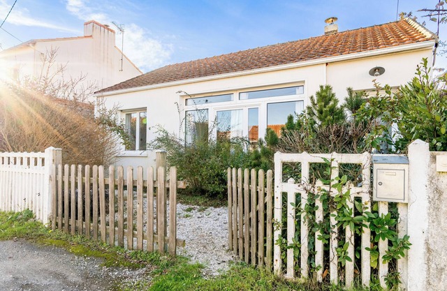 Villa '190, Chic, Sobre, Plage À Pied, 6 P' with Private Terrace and Private Garden