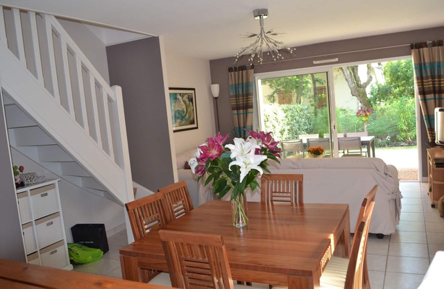 Villa 2002, 350m from marine lake and stores. 1Km from the beach. 3 golf (10min)