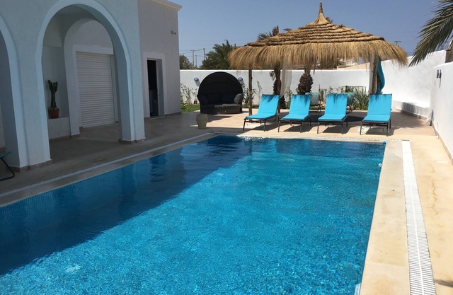 Villa 250 m2 470 m from the beach - swimming pool - jacuzzi - located Djerba