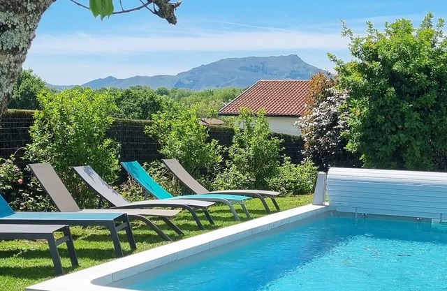 Villa 260m2 with swimming pool and private fronton