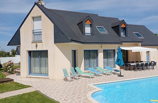 Villa 270 m2, 5 stars, 6 bedrooms, pool - handicapped accessible, 8 km sea