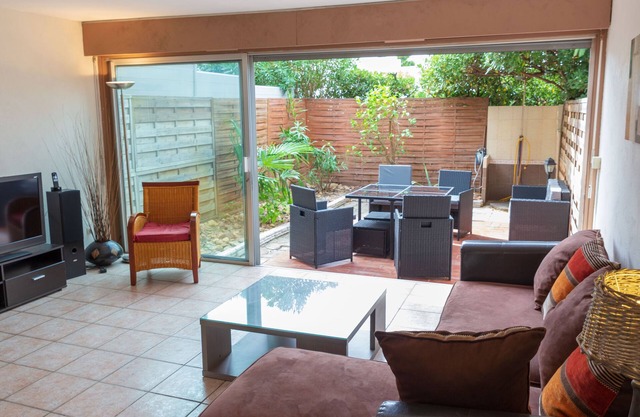 Villa 402 - Very pleasant 3-star villa, sleeps 6, with garage, beach 150m away.
