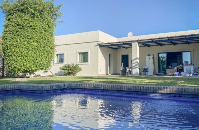 Villa 5 bedrooms, 4 in the main house and 1 bedroom in a private guest cottage