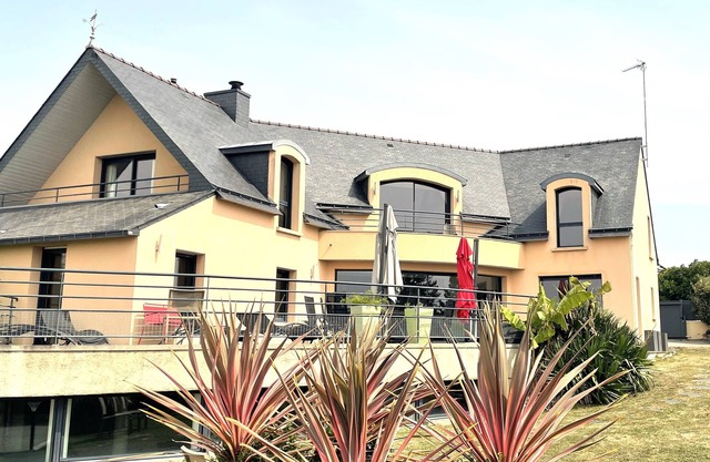 VILLA 5 * LE REPERE: swimming pool, spa, sea view and beach on foot!