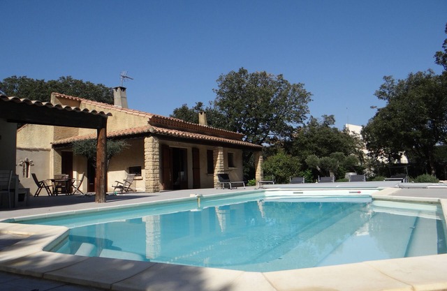 Villa (6 to 8 people) with private heated pool, enclosed garden, near Uzès.