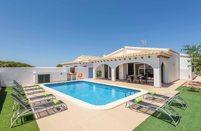 Villa Anabel - Modern & Stylish One-Level Villa with Plenty of Outside Space