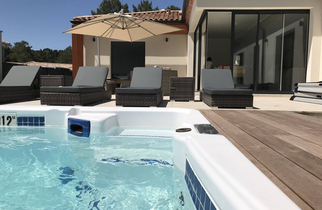 Villa and swim spa near the lake