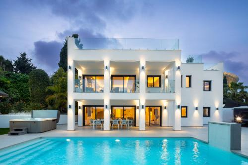 Villa Angelique, 5 BDR with Private Pool in Puerto Banus