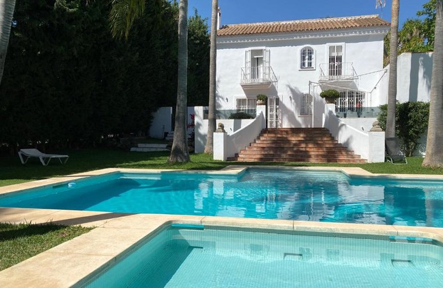Villa Aqua prívate six suite bedrooms with large pool