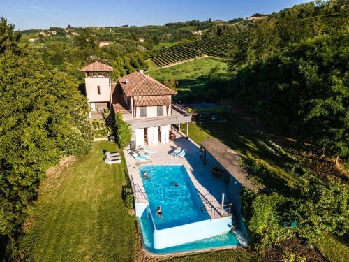 Villa Architetti Piemonte, Entire Private Villa with Infinity Pool and Poolhouse, 5 bedroom, six bathroom perfect for families and friends