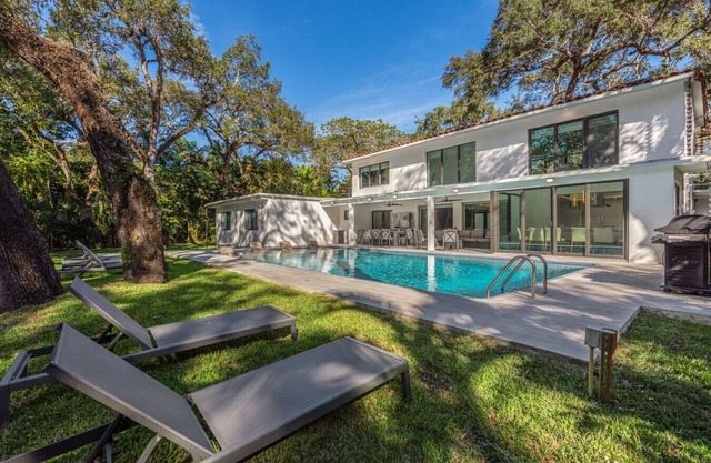 Villa Arielle-Modern 1 Acre Villa w/Pool & Gameroom