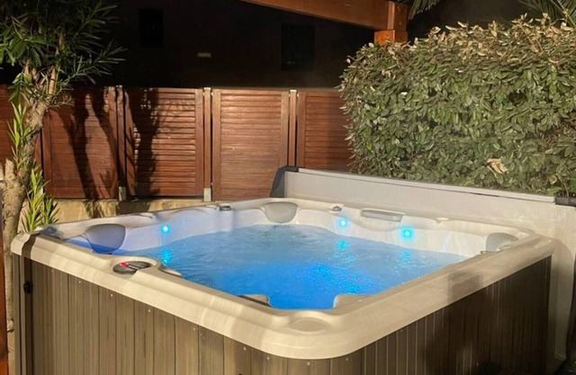 Villa at the foot of the Albères/pool and jacuzzi