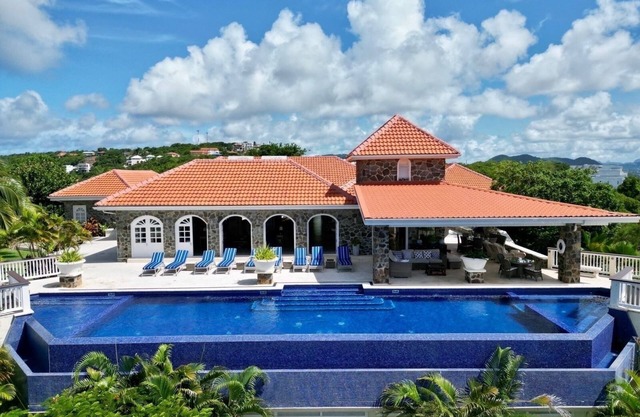 Villa Atlantis - Luxury 6 Bedroom Villa with Outstanding View
