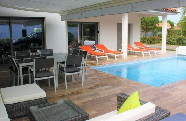 Villa au Calme Avec Piscine et Terrain de Pétanque