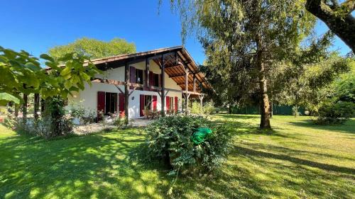 Villa au milieu des pins/bord du lac