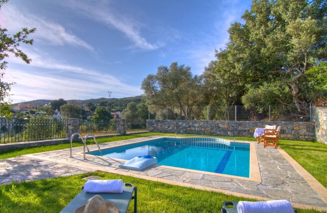 Villa Balsam: Luxury villa with private swimming pool, garden, and barbeque.
