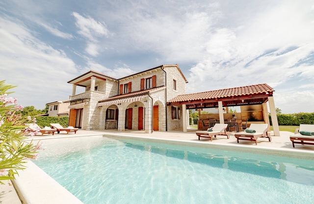 Villa Begonia: Beautiful stone villa with large private pool