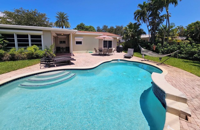 Villa Bella -Familly-Home w/Heated Pool, near to the Beach